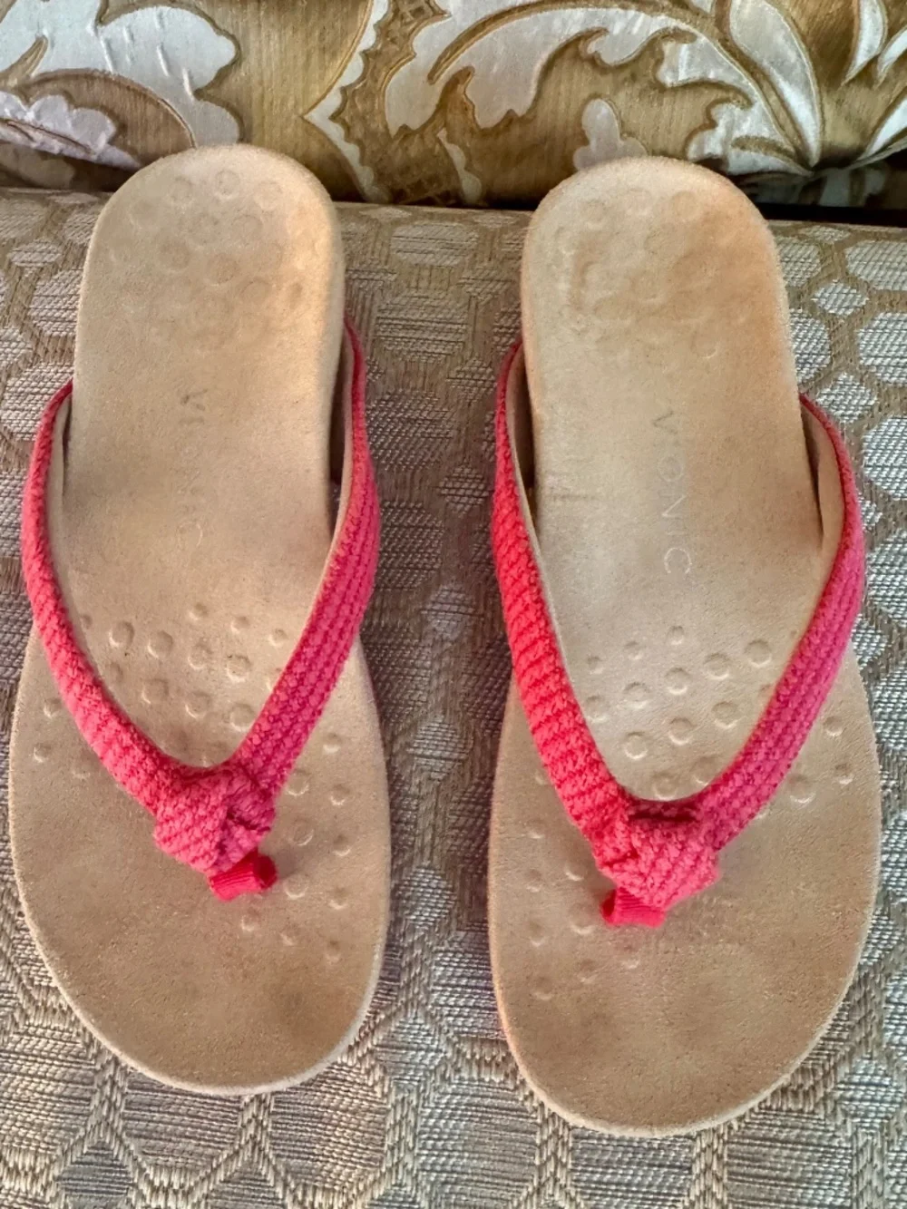 Vionic Mattie Thong Sandal In Bright Pink - Size 8 - EUC